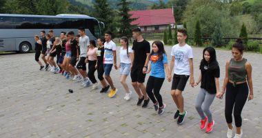 Stire din Politică-Administrație : Tinerii dansatori de la UDTR s-au antrenat în tabără, la Suceava