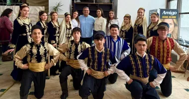 Stire din Cultură-Educație : Ansamblul Can Renkler din Topraisar a reprezentat UDTTMR la evenimentul „E vremea carnavalului”