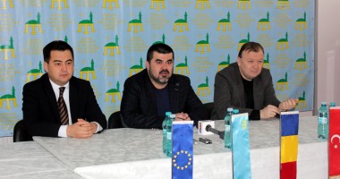 Stire din Politică-Administrație : "Unii își aduc aminte că sunt tătari o dată la patru ani, când sunt alegerile"