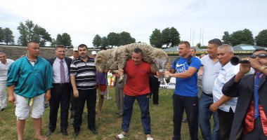 Cine sunt câștigătorii turneului internațional de lupte tătărești organizat de UDTTMR - 2