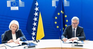 Stire din Actualitate : UE şi Bosnia au semnat un acord care permite desfăşurarea de personal Frontex