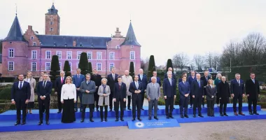 Stire din Actualitate : UE se angajează să se reformeze mai rapid, pentru a contracara presiunile chineze și americane