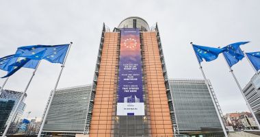 Stire din Economie : UE vrea ca publicul să știe cine și cât a plătit pentru publicitatea politică