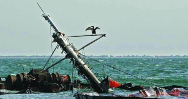 Stire din Eveniment : ALERTĂ în portul Constanța / Poluare marină din cauza unor nave scufundate în urmă cu 20 de ani
