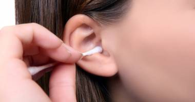 Stire din Sănătate : Probleme cu auzul? Uleiul de măsline vă poate scăpa de ceara din urechi!