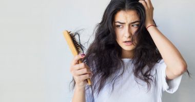 Stire din Sănătate : Uleiul de chimen negru poate combate căderea părului