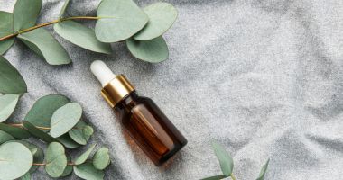 Stire din Sănătate : Uleiul de eucalipt - remediu natural pentru respirație, piele și dureri