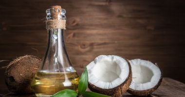 Stire din Sănătate : Uleiul de cocos şi argila vă fortifică părul