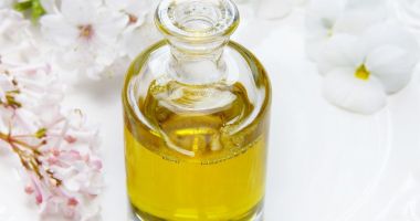 Stire din Sănătate : Uleiul de ricin păstrează pielea hidratată și reduce cearcănele