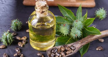 Uleiul de ricin vă ajută să aveţi gene şi sprâncene voluminoase