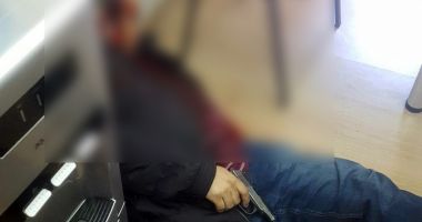 Stire din Eveniment : ALERTĂ! S-a împușcat în cap în oficiul unei companii de creditare! Avea un credit de 13 mii de dolari