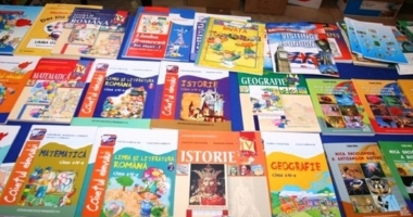 Stire din Cultură-Educație : Elevii din clasa a IV-a vor primi șapte manuale noi