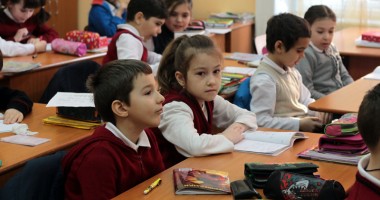Stire din Cultură-Educație : Ultimii elevi trec prin febra evaluării naționale