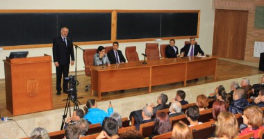 Stire din Cultură-Educație : Deschidere de an la UMC, cu dragoste, ură și… fantomele "mascaților"