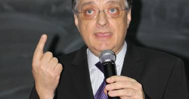 Stire din Cultură-Educație : "Cornel Panait îndeplinește toate criteriile pentru a candida din nou"
