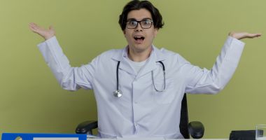 Un bărbat vine la doctor