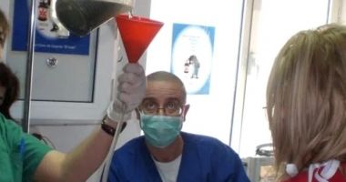 Stire din Social : Un medic atrage atenția la cea mai recentă provocare pe TikTok: "Poți să mori dacă ingerezi asta"