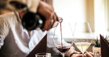 Stire din Actualitate : Un tată şi fiul său de 17 ani au înșelat 40 de restaurante. Au mâncat timp de trei ani fără să plătească
