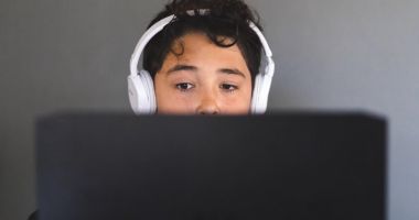 Stire din Actualitate : Un adolescent de 13 ani a fost arestat după ce a întrebat ChatGPT cum să-și omoare prietenul