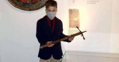 Stire din Actualitate : Un băiat din Germania a găsit o sabie istorică într-o pădure