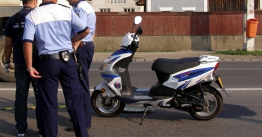Beat-mort, a intrat cu mopedul într-un parapet