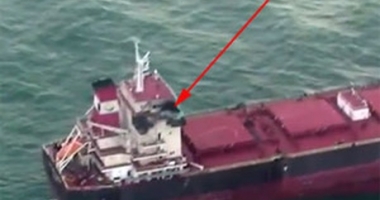 Un bulk-carrier a eșuat după un incendiu