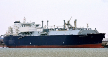 Un bulk-carrier a scufundat un șlep; un marinar e dat dispărut