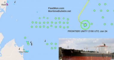 Un bulk-carrier în pericol, în Marea Coralilor