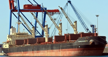 Stire din Economie : Un bulk-carrier s-a ciocnit cu un spărgător de gheață nuclear