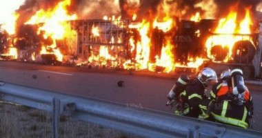 Stire din Eveniment : Un camion a luat foc, lângă Medgidia