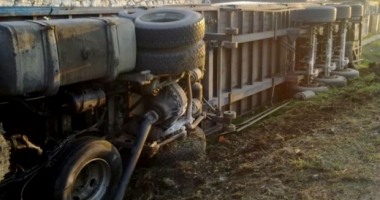 Camion încărcat cu azotat de amoniu, răsturnat