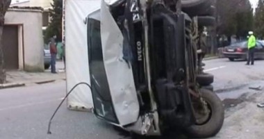 Stire din Eveniment : Un autotren plin cu îngrășăminte s-a răsturnat pe drumul dinspre Tulcea spre Constanța. Există risc de explozie!