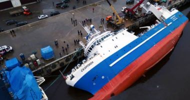 Un cargou a fost aruncat de furtună pe țărm