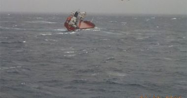 Un cargou în pericol de răsturnare a fost abandonat de echipaj