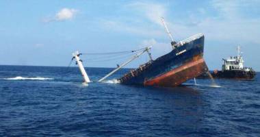 Stire din Economie : Un cargou s-a scufundat lângă Rezervația Maritimă Galapagos