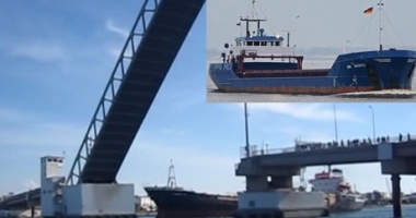 Un cargou turcesc a lovit un pod din Canalul Bizerte