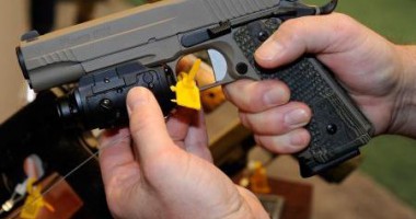 Un român a fost împușcat mortal de un polițist în apropiere de Paris