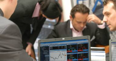 Stire din Economie : Undă de șoc pe piața financiară: bursa s-a prăbușit, leul se depreciază
