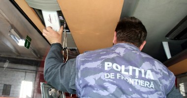 Stire din Eveniment : Unde a ascuns un șofer de autocar aproape două mii de pachete de țigări