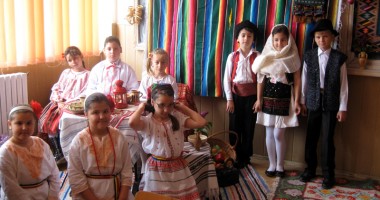 Stire din Cultură-Educație : Un deceniu de la botezul școlii din Valu Traian