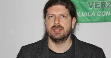 Stire din Politică-Administrație : Deputat de Constanța dă de pământ cu colegii săi din Parlament