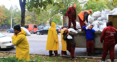 Stire din Social : Cod galben de ploi puternice, la Constanța. Unde puteți suna dacă aveți probleme