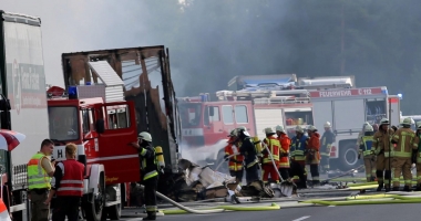 Foto. ACCIDENT CUMPLIT ÎNTRE UN AUTOCAR ȘI UN CAMION. 17 persoane dispărute - 4