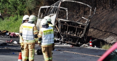 Foto. ACCIDENT CUMPLIT ÎNTRE UN AUTOCAR ȘI UN CAMION. 17 persoane dispărute - 2