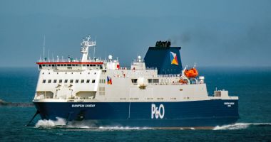 Un ferry-boat a lovit cheul și s-a avariat