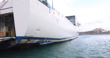Stire din Economie : Un ferry-boat a suferit o spărtură, la acostare