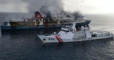 Un ferry-boat în flăcări s-a scufundat. Pasagerii și echipajul au fost salvați
