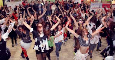Stire din Cultură-Educație : Un flash mob impresionant, cu monștri și vrăjitoare!