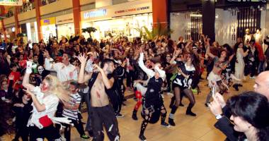 Un flash mob impresionant, cu monștri și vrăjitoare! - 2