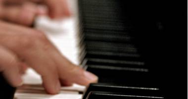 Stire din Cultură-Educație : Un fost absolvent al Colegiului de Artă oferă cursuri de măiestrie interpretativă pianistică